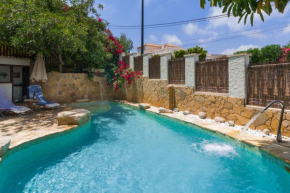 Bright villa with salt water pool El Campello
